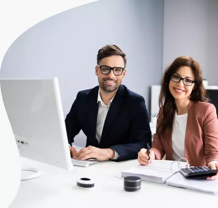 Um homem e uma mulher sorrindo para a câmera.